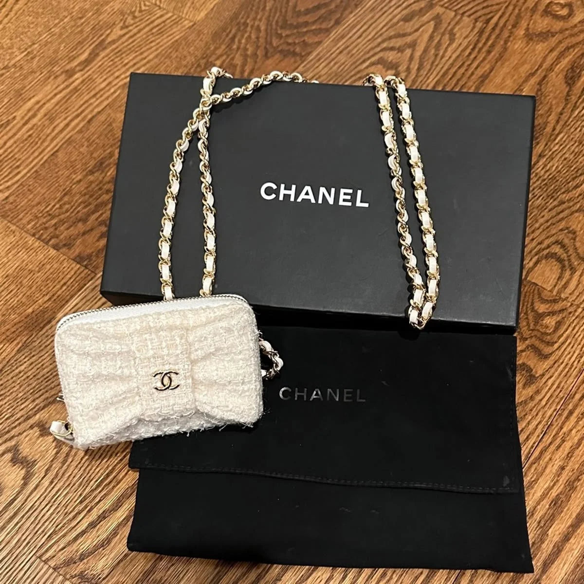 CHANEL Beaute VIP Gift Snow White Bow Chain Crossbody Card Pouch